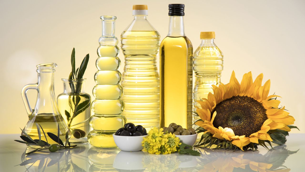 Vegetable oils, such as extra-virgin olive oil, sunflower oil and soybean oil are considered "healthy fats." 