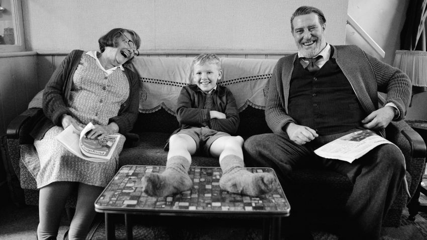 (L to R) Judi Dench as "Granny", Jude Hill as "Buddy" and Ciarán Hinds as "Pop" in director Kenneth Branagh's BELFAST, a Focus Features release. Credit : Rob Youngson / Focus Features