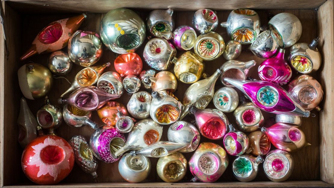 Grannysbox 1950s Vintage Indent Ornament Set