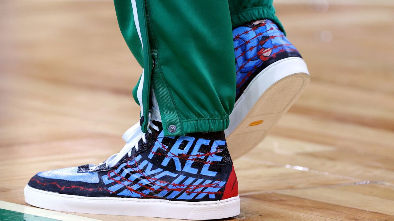 Enes Kanter wore shoes criticizing China before the Celtics home game against the Toronto Raptors on October 22, 2021.