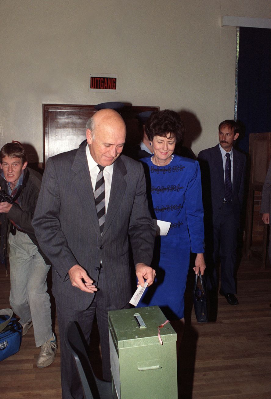 De Klerk casts his vote alongside his wife Marike at a polling station on September 6, 1989, in Pretoria.
