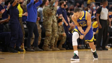 Curry celebrates during the Warriors' win over the Timberwolves.