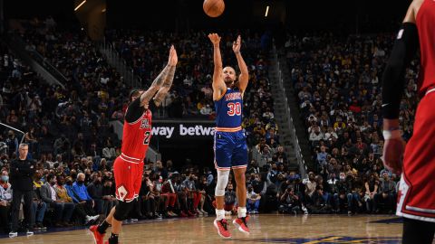 Curry shoots the ball during the game against the Chicago Bulls.