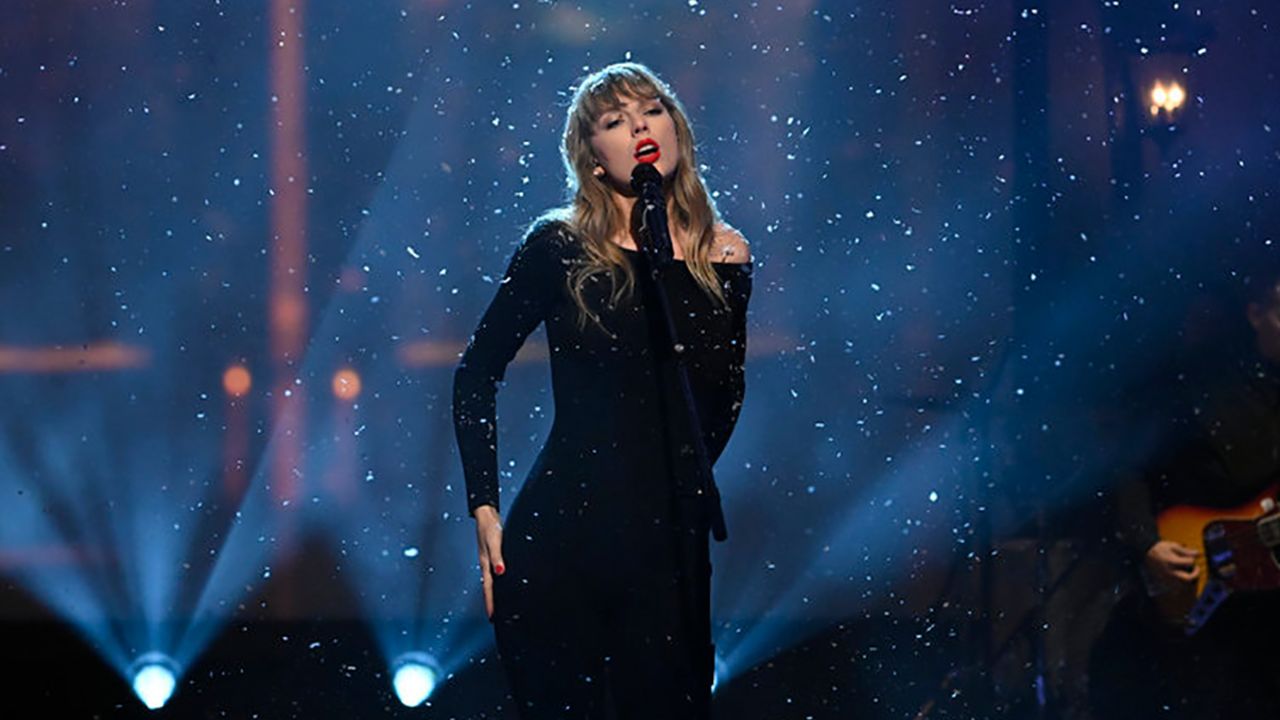 Swift performed her 10-minute ballad "All Too Well" on "SNL" on Saturday.