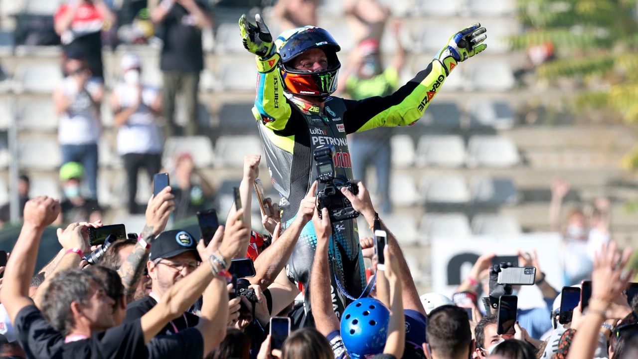 Valentino Rossi waves at the end of the Valencia Motorcycle Grand Prix.