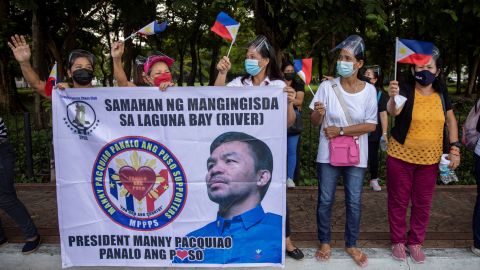 Supporters of Philippine senator Manny Pacquiao welcome him as he arrives to file his certificate of candidacy for President on October 1, 2021.