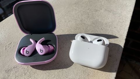 211117110450-underscored-beats-fit-pro-vs-airpods-3-4