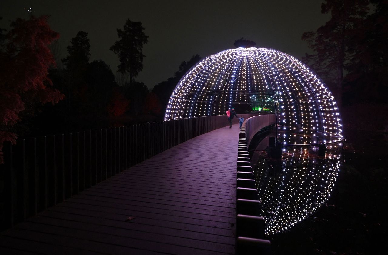 Christmas lights illuminate the Sackler Crossing at London's Kew Gardens on Tuesday, November 16. <a href="http://www.cnn.com/2021/11/11/world/gallery/photos-this-week-november-5-november-11/index.html" target="_blank">See last week in 35 photos.</a>
