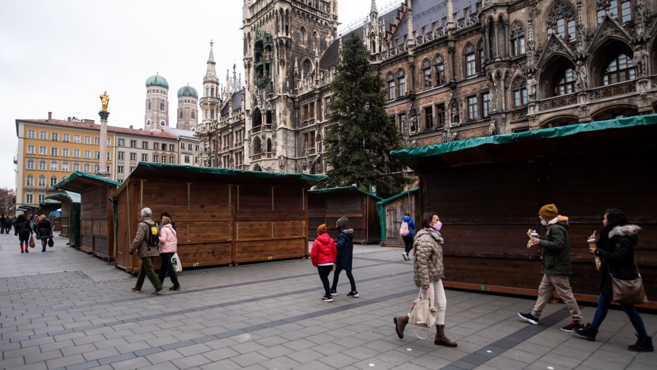 MUNICH, GERMANY - NOVEMBER 20: People walk past the cancelled Christmas market at Marienplatz on November 20, 2021 in Munich, Germany. Authorities in Bavaria, in response to skyrocketing coronavirus infections, have cancelled all of the states' Christmas markets and are to mandate lockdowns in regions with infection rates exceeding 1,000 per 100,000 over a seven-day period. The federal government has also drawn up measures in an effort to rein in infections, that nationwide have reached 340 infections per 100,000. (Photo by Lukas Barth/Getty Images)