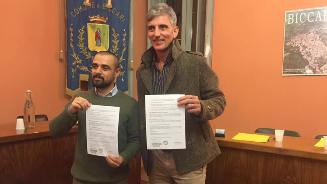 <strong>New owner:</strong> Mariano Russo, with mayor Mignogna, purchased a cozy 55-square-meter two-floor house in the town for €7,000.