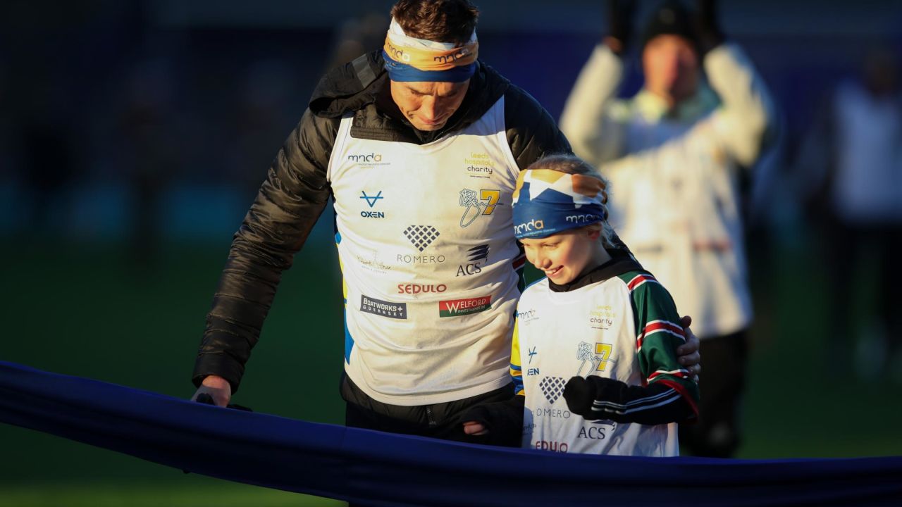 Sinfield completes his Extra Mile Challenge with Rob Burrow's daughter Macy.