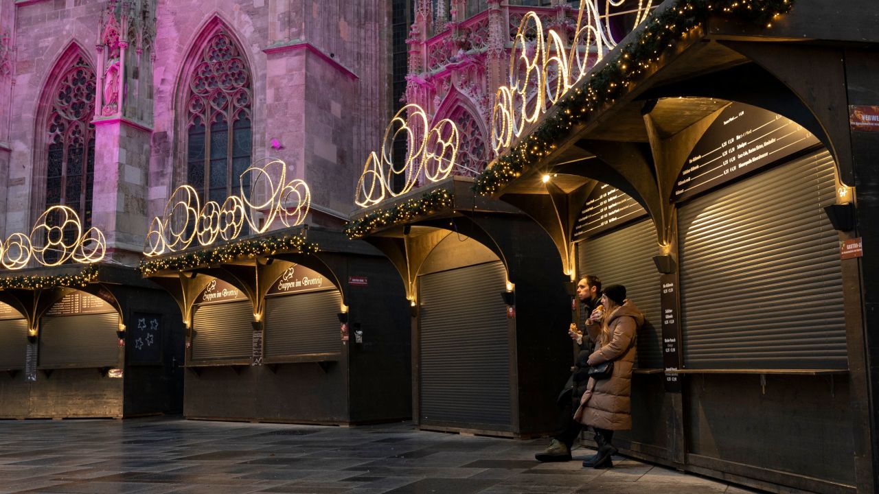 A Christmas market next to Vienna's Stephen's Cathedral, normaly packed with crowds of people, was shuttered last Monday.