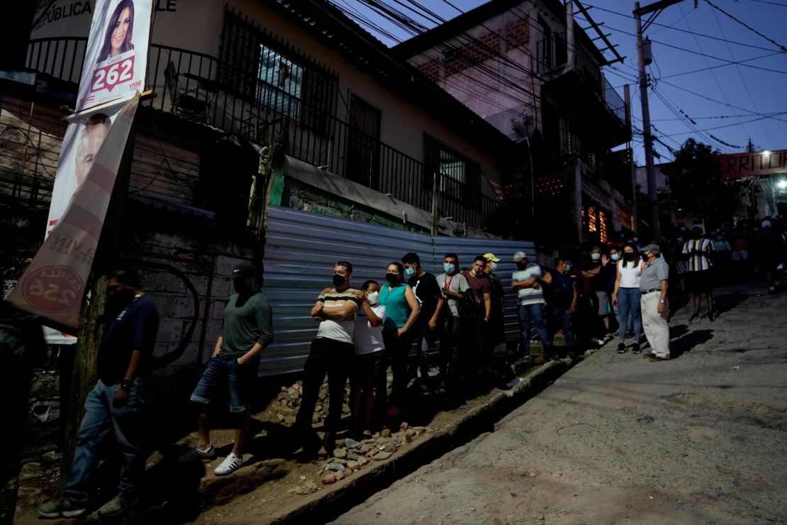 A queue of voters outside a polling station in Tegucigalpa.