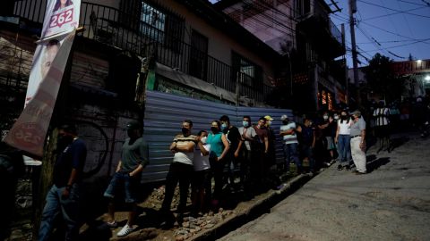 A queue of voters outside a polling station in Tegucigalpa.