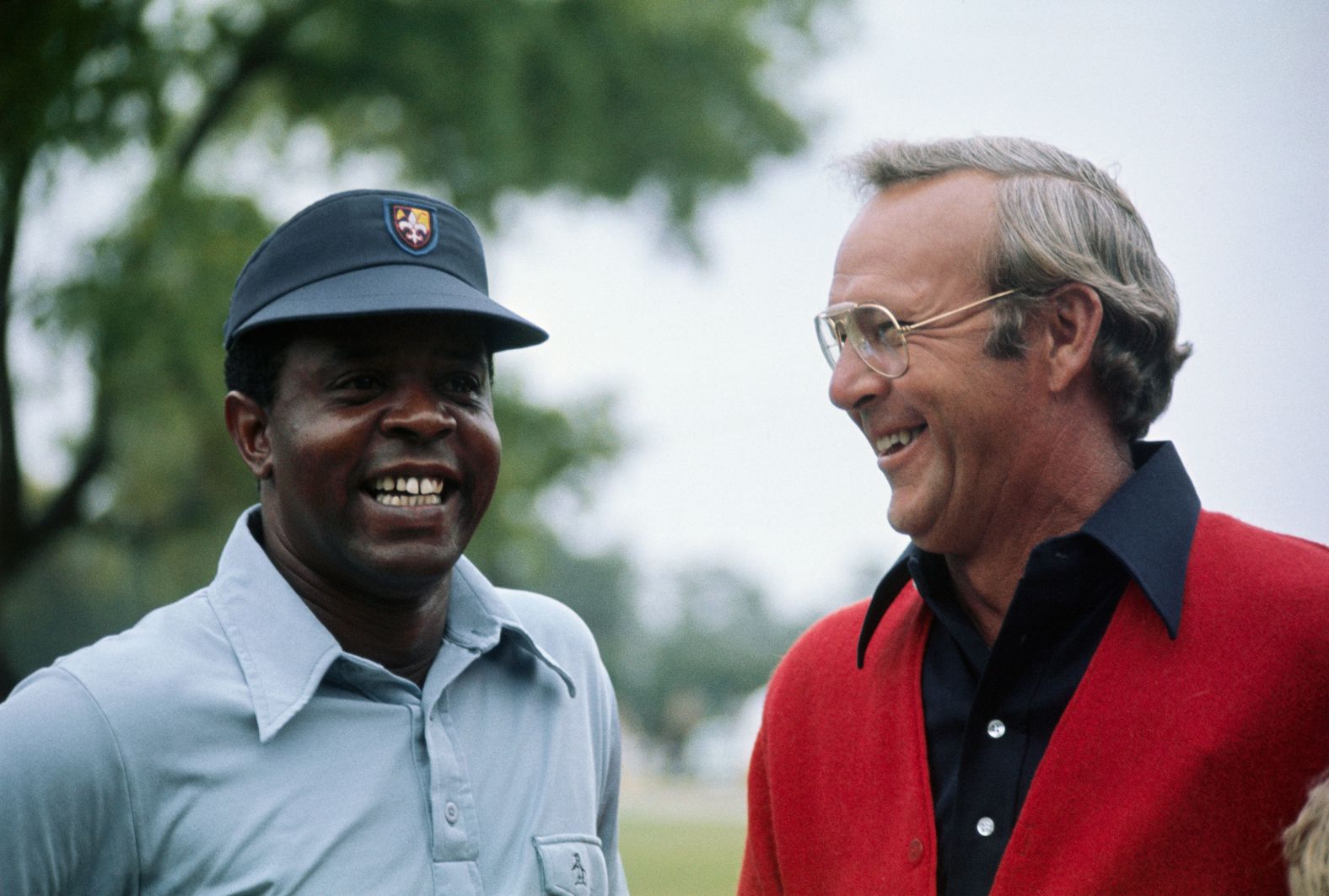 Elder shares a laugh with Arnold Palmer in 1975, a week before his Masters debut.