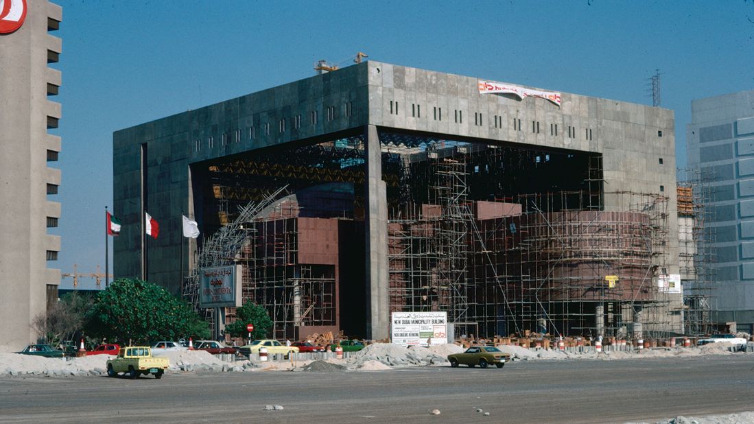 This photo from 1977 shows the construction of the Dubai Municipality building. The road along Deira Creek had not yet been layered with asphalt. "This is a rather iconic building in the city, still even today," said Reisz. "I think it's a pretty fascinating building because it's one of the few that there was an effort to make a space, a kind of liminal space, between outside and inside, being a kind of shaded plaza. You can see that there's a kind of a shaded interior courtyard."