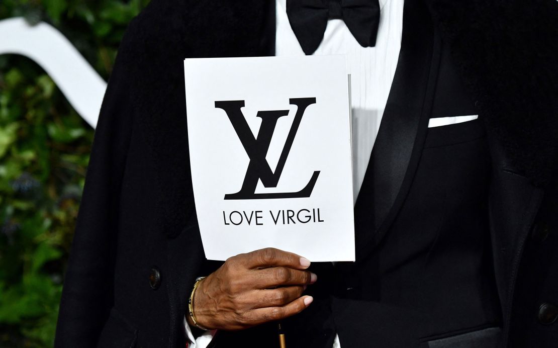 An attendee at The Fashion Awards carried a card featuring Louis Vuitton's logo, accompanied by the words "Love Virgil."