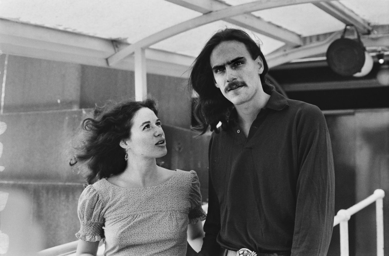King with singer-songwriter James Taylor in the early 1970s. They performed together at London's Royal Festival Hall. King played on the piano, while Taylor performed on the guitar. King says Taylor mentored her as a performer.