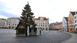 02 December 2021, Bavaria, Augsburg: Only a Christmas tree adorns the town hall square where the Christmas market cancelled due to the Corona pandemic was supposed to take place. Since Friday (26.11.), the incidence in Bavaria has dropped for the sixth time in a row. Nationwide, Bavaria currently has the fifth highest incidence. Photo: Karl-Josef Hildenbrand/dpa (Photo by Karl-Josef Hildenbrand/picture alliance via Getty Images)