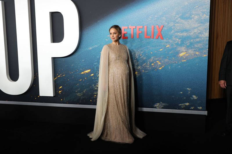 Pregnant Jennifer Lawrence Dazzles In Golden Gown At 'Don't Look Up ...