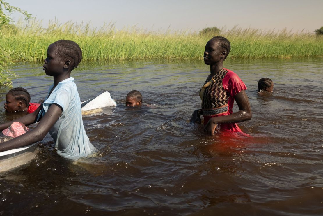 Young displaced people return to a camp from Bentiu.