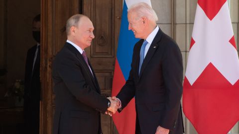 التقى الرئيس الروسي فلاديمير بوتين وجو بايدن في قمة أمريكية روسية في جنيف في 16 يونيو 2021. 