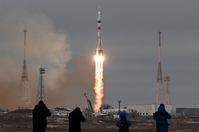 Amazon | Space Station Life: The Extraordinary Saga of