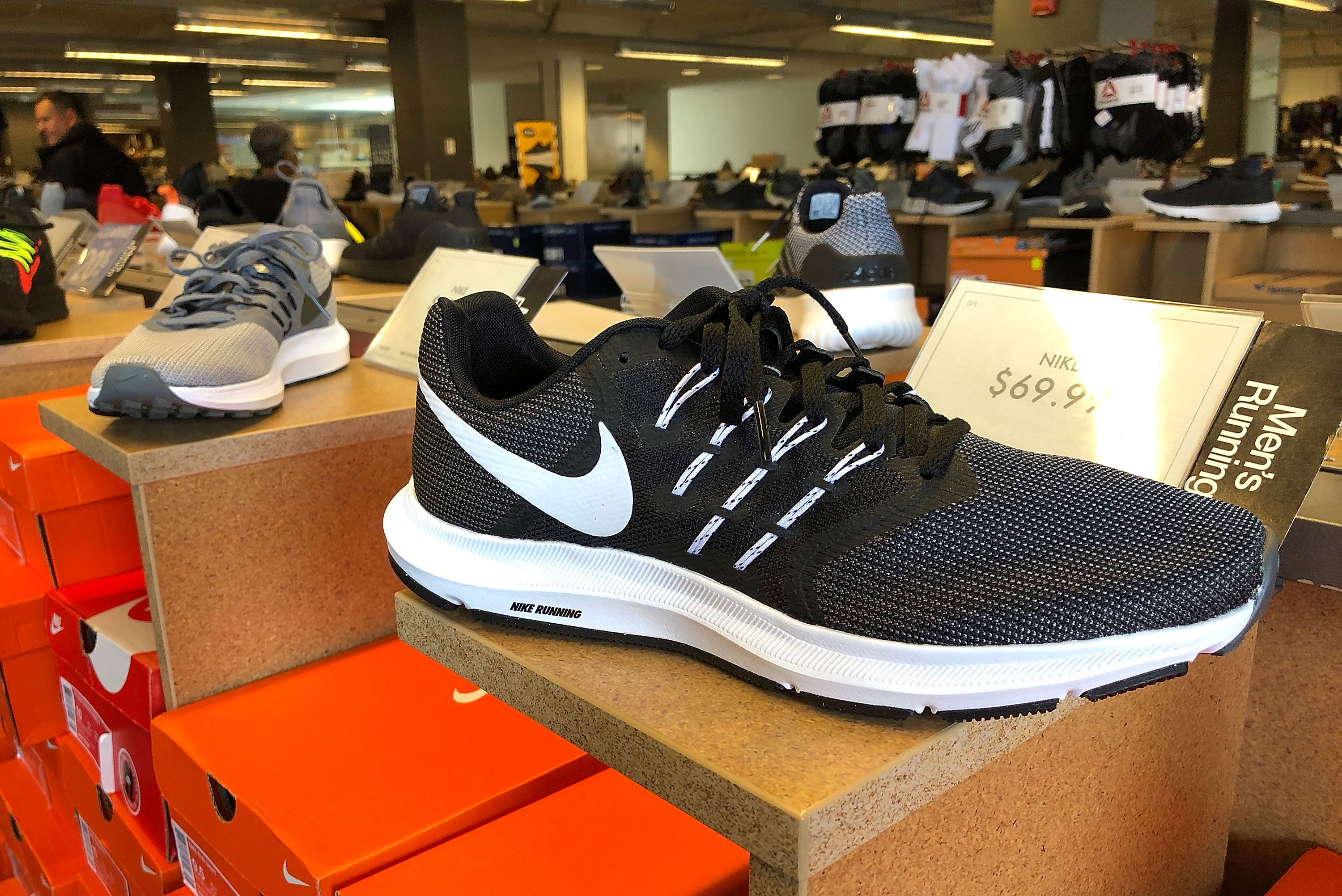 BUYING THE BEST SNEAKER AT NIKE OUTLET CHICAGO! BEST NIKE OUTLET