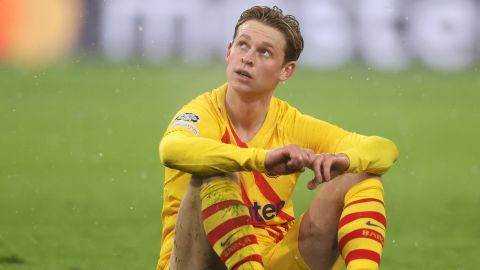 Frenkie de Jong of Barcelona looks dejected during the match against Bayern Munich.