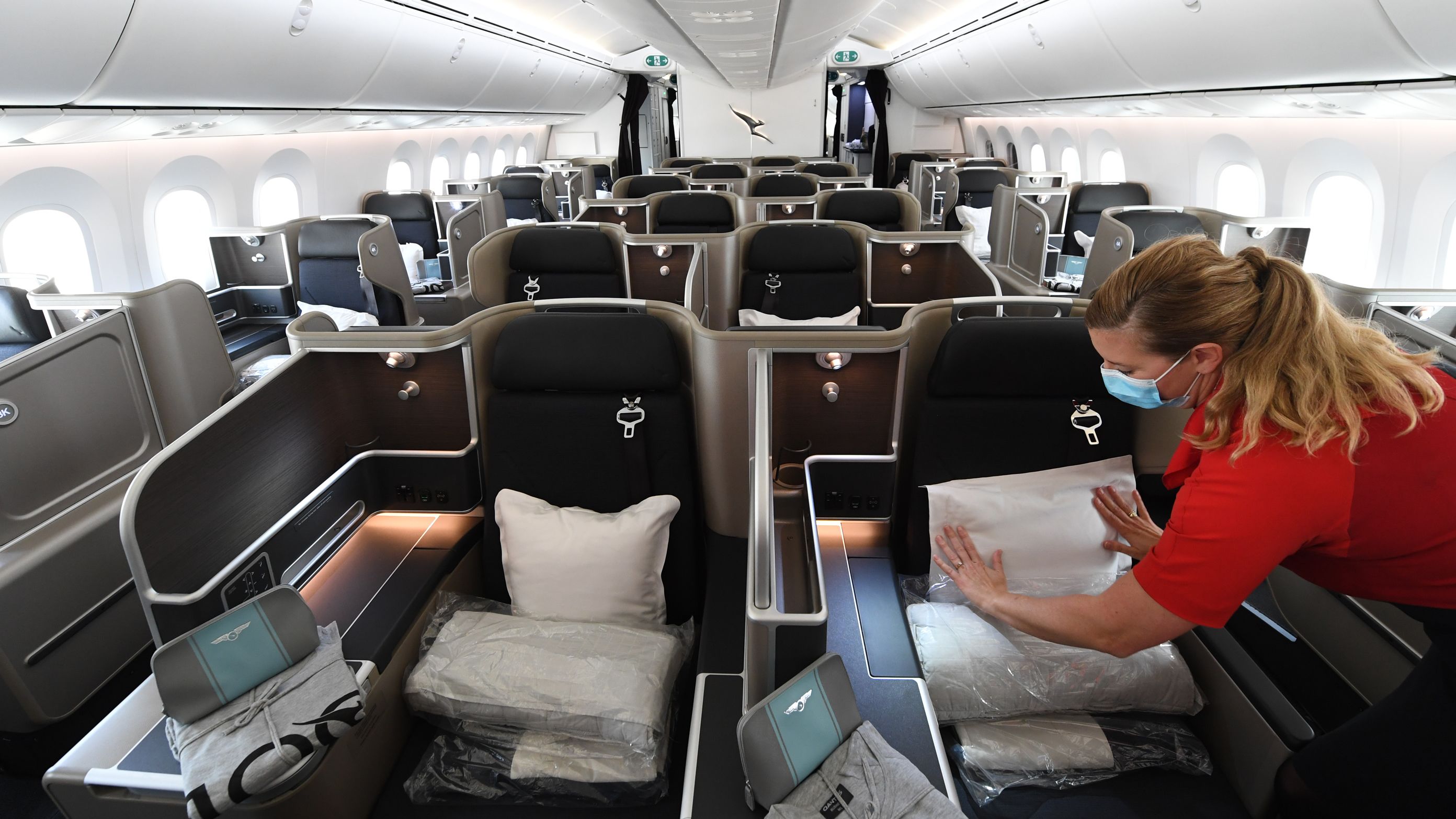 https://media.cnn.com/api/v1/images/stellar/prod/211209180623-04-widest-airplane-passengers-seats-qantas-787.jpg?q=h_1566,w_2784,x_0,y_0