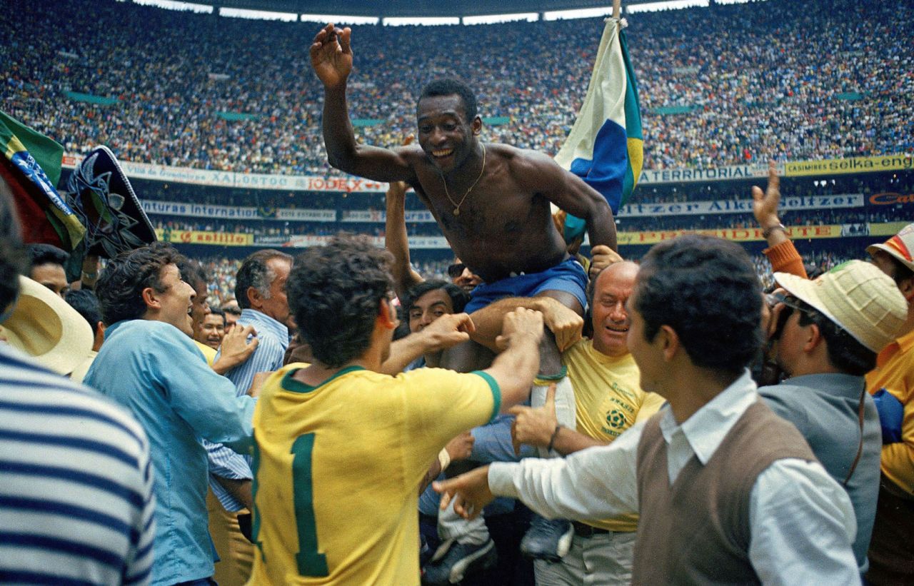 Pelé is carried disconnected  the tract  by fans aft  Brazil defeated Italy successful  the last  of the 1970 World Cup.
