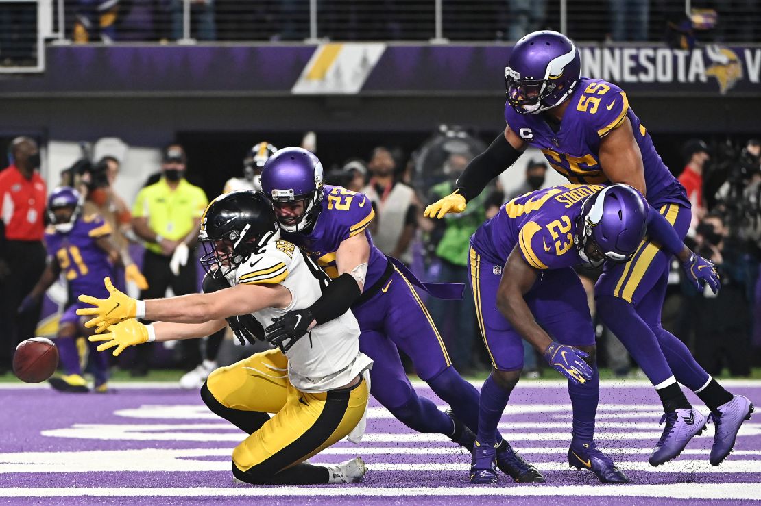 Pat Freiermuth -- under pressure from three Vikings defenders -- can't hold on to Roethlisberger's last-second pass.