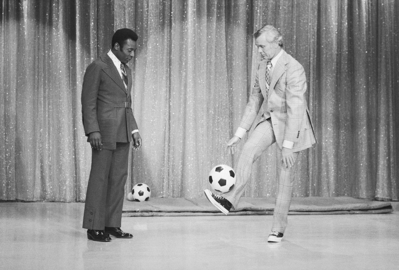 Late-night tv  big   Johnny Carson gets immoderate   pointers from Pelé successful  1973.