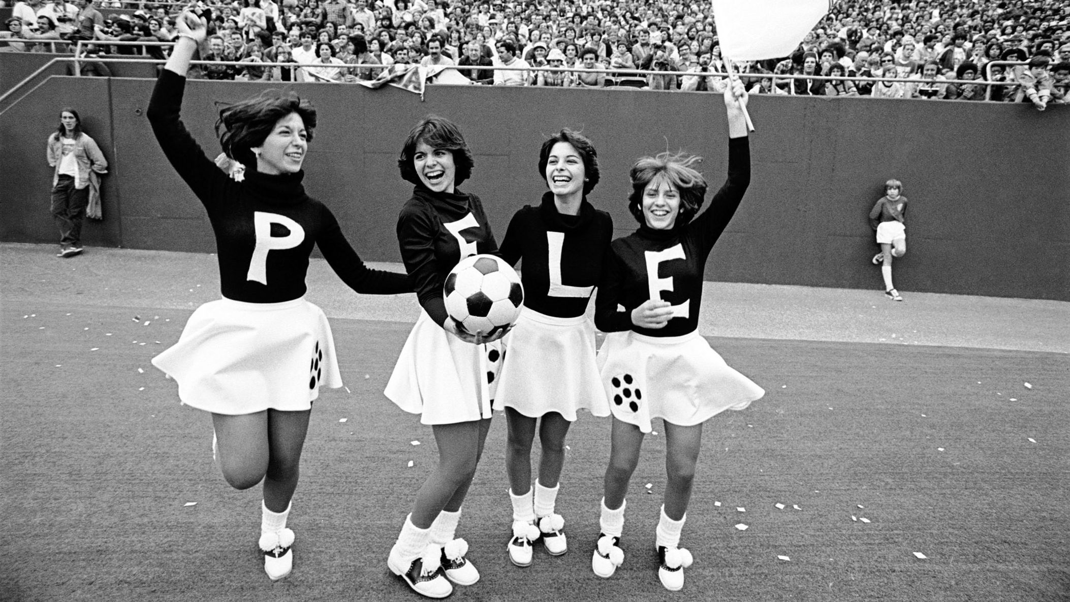 Cheerleaders wait to welcome Pelé onto the field during a Cosmos match in 1977.