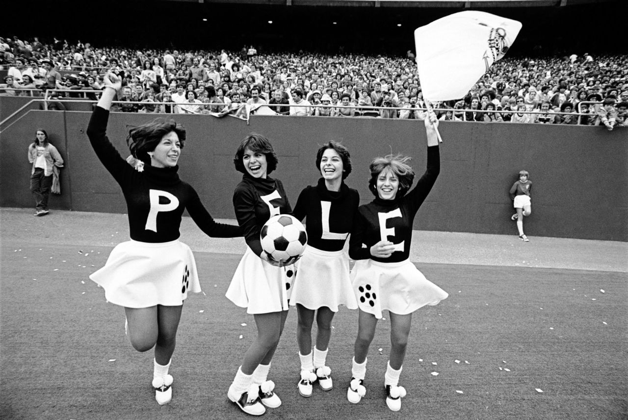 Cheerleaders hold   to invited  Pelé onto the tract  during a Cosmos lucifer  successful  1977.