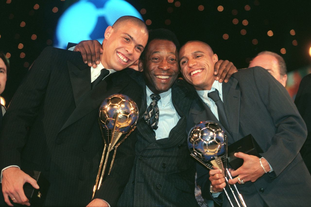 Pelé embraces 2  Brazilian stars -- Ronaldo, left, and Roberto Carlos -- aft  they finished archetypal  and second, respectively, for the 1997 FIFA World Player of the Year Award.
