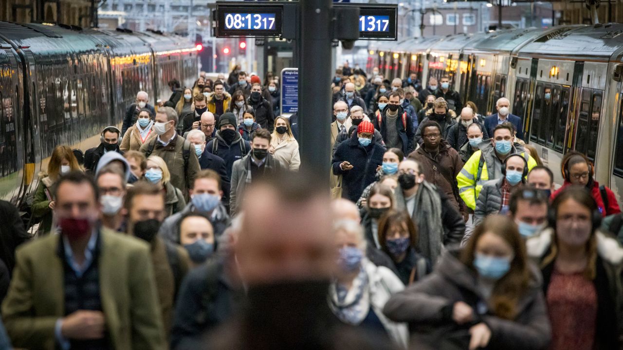 13/12/2021. London, UK. Commuters disembark a train at Kings Cross station at rush hour. British Prime Minster Boris Johnson has announced the triggering of 'Plan B' in an attempt to fight the spread of the Omicron COVID-19 variant. Photo credit: Ben Cawthra/Sipa USA **NO UK SALES**(Sipa via AP Images)