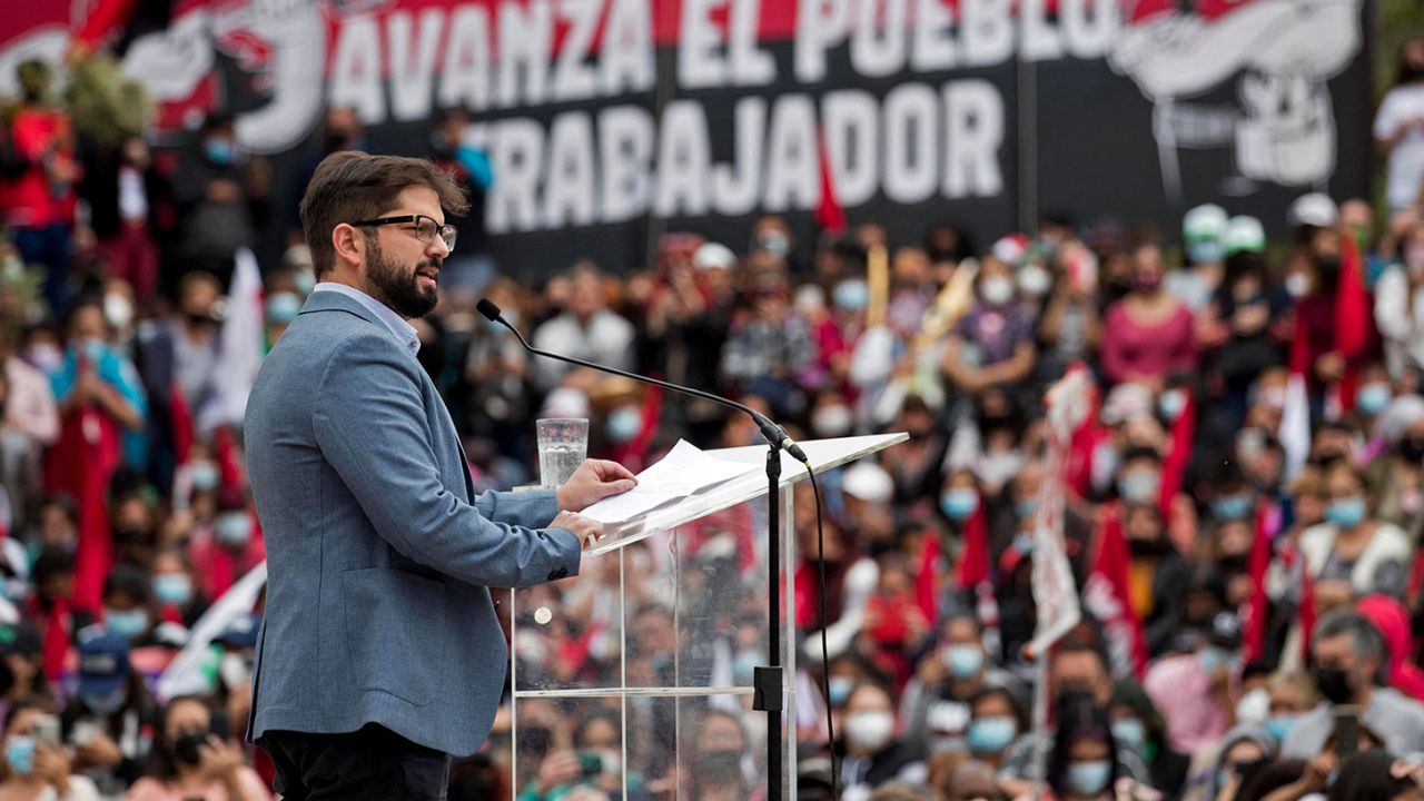 Chilean presidential candidate Gabriel Boric of the Apruebo Dignidad party speaks to supporters during a rally in Santiago, on December 11, 2021, ahead of the presidential run-off election on December 19. - Far-right fiscal conservative Jose Antonio Kast and left-wing former student activist Gabriel Boric will vie to become president of Chile next month in a run-off election, two years after anti-inequality protests that set the country on the path to constitutional change. (Photo by JAVIER TORRES / AFP) (Photo by JAVIER TORRES/AFP via Getty Images)