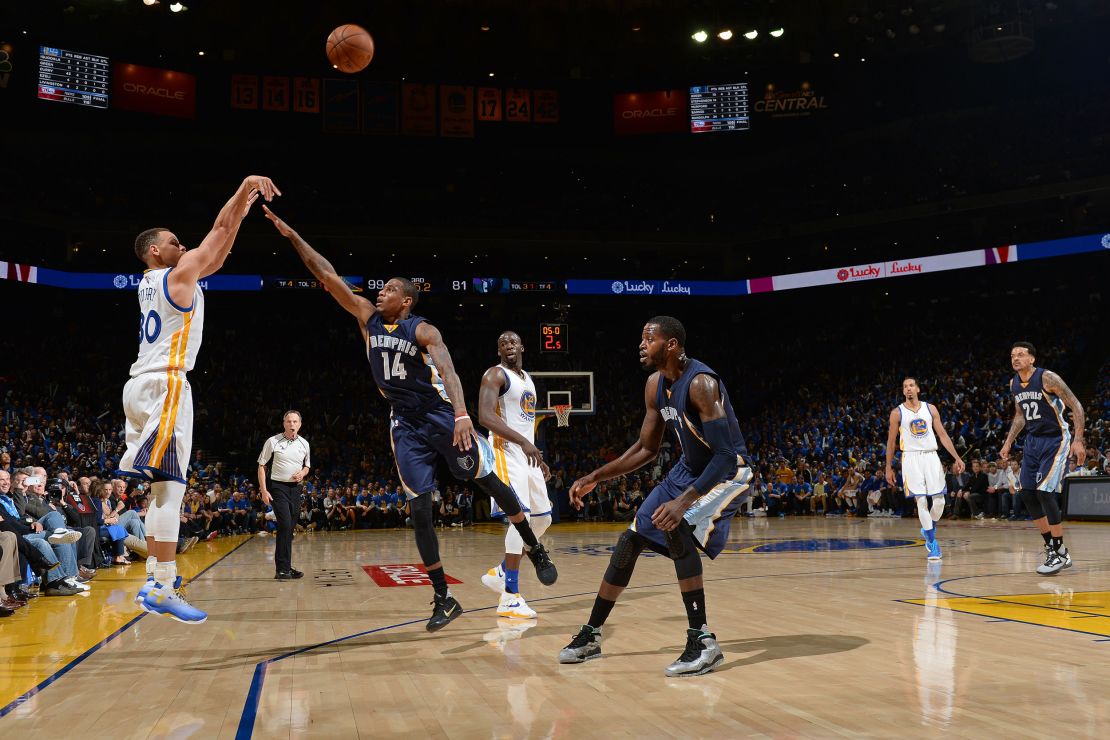 Curry shoots a three-pointer against the Memphis Grizzlies.