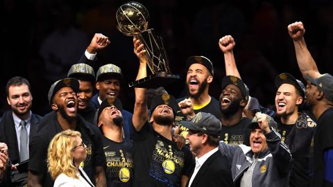 Curry celebrates with the Larry O'Brien Trophy after sweeping the Cleveland Cavaliers in the 2018 NBA Finals.