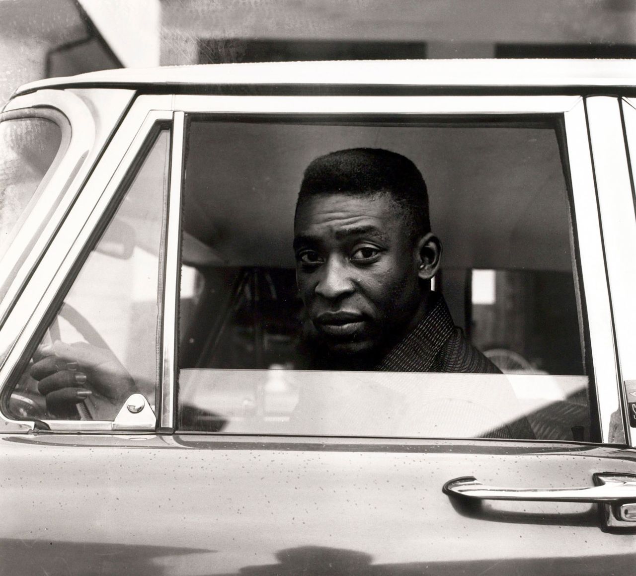 Pelé sits down  the instrumentality    of his car   successful  1961. He grew up   mediocre  successful  Bauru, Brazil, and honed his trade  playing barefoot with improvised balls made of coconuts oregon  balls of socks.