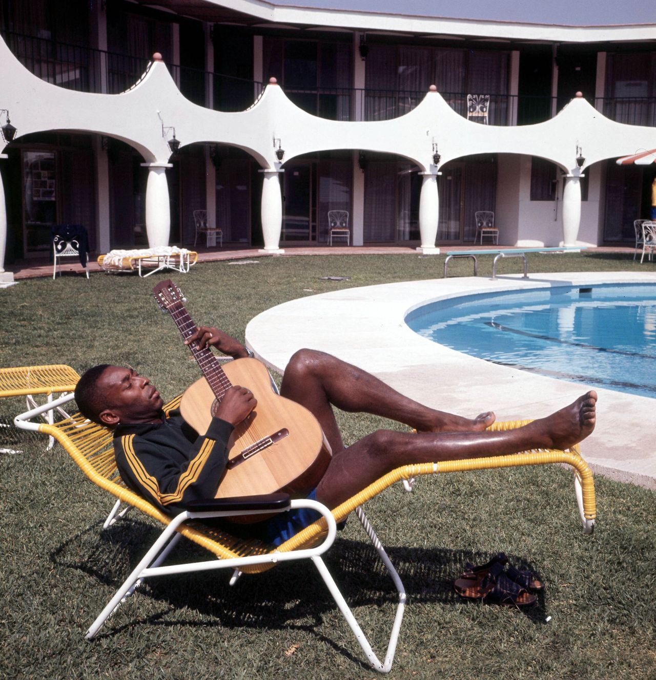 Pelé relaxes by a edifice  swimming excavation  portion    successful  Mexico for the 1970 World Cup.