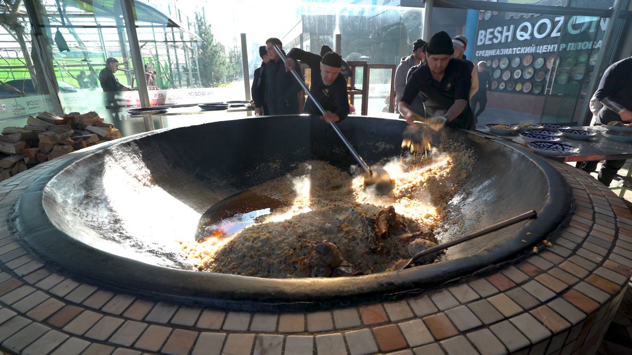 Preparing pilaf at the Plov Centre.