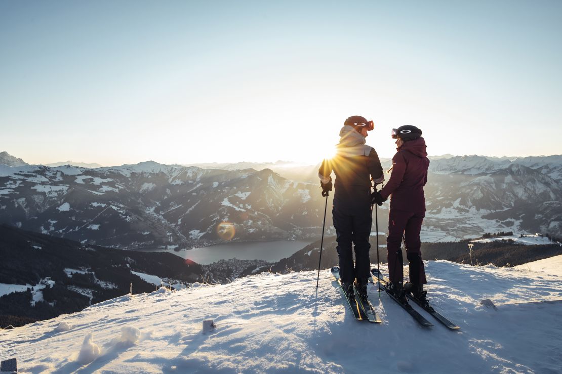 Zell am See: Lakeside snowscapes.