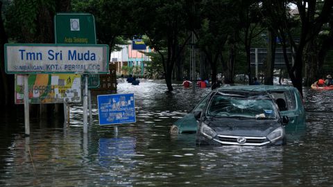 Cars are submerged by floodwaters in the Taman Sri Muda township of Shah Alam, Selangor, Malaysia, on December 20.