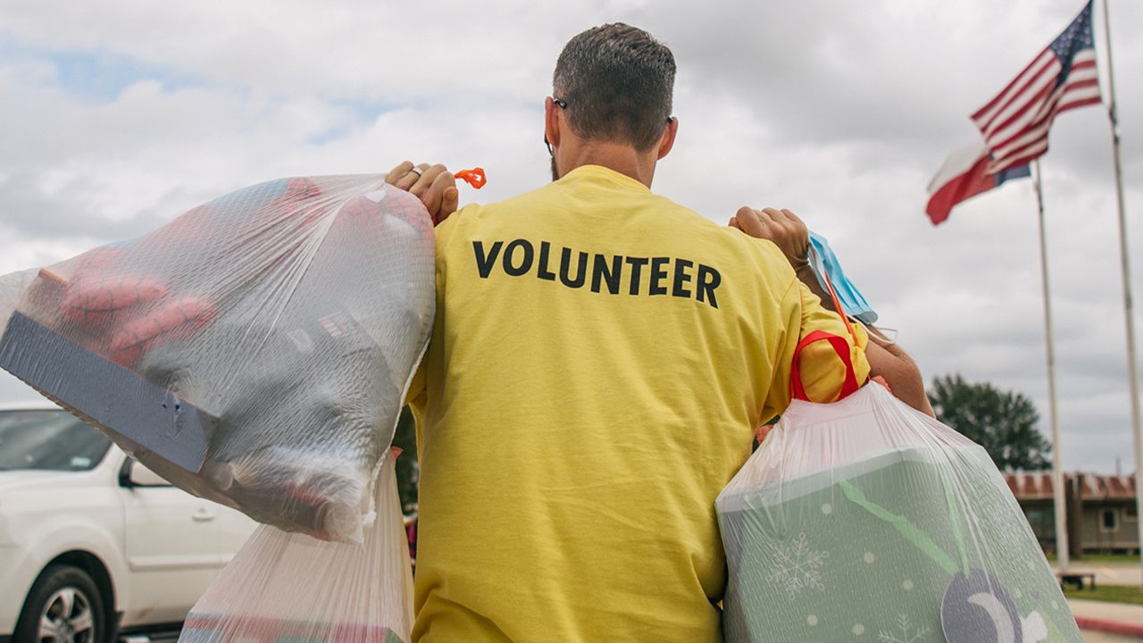 Spreading goodwill doesn't have to mean spending a lot of money--or any at all. Here are four ways you can make a difference without spending a dime. 