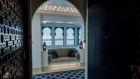 Interior dipengaruhi oleh desain Arab tradisional. 