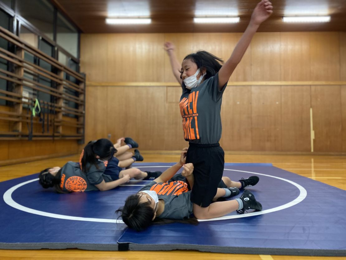 Girls who compete in the Wanpaku national elementary girls tournament also come from judo and wrestling backgrounds. 