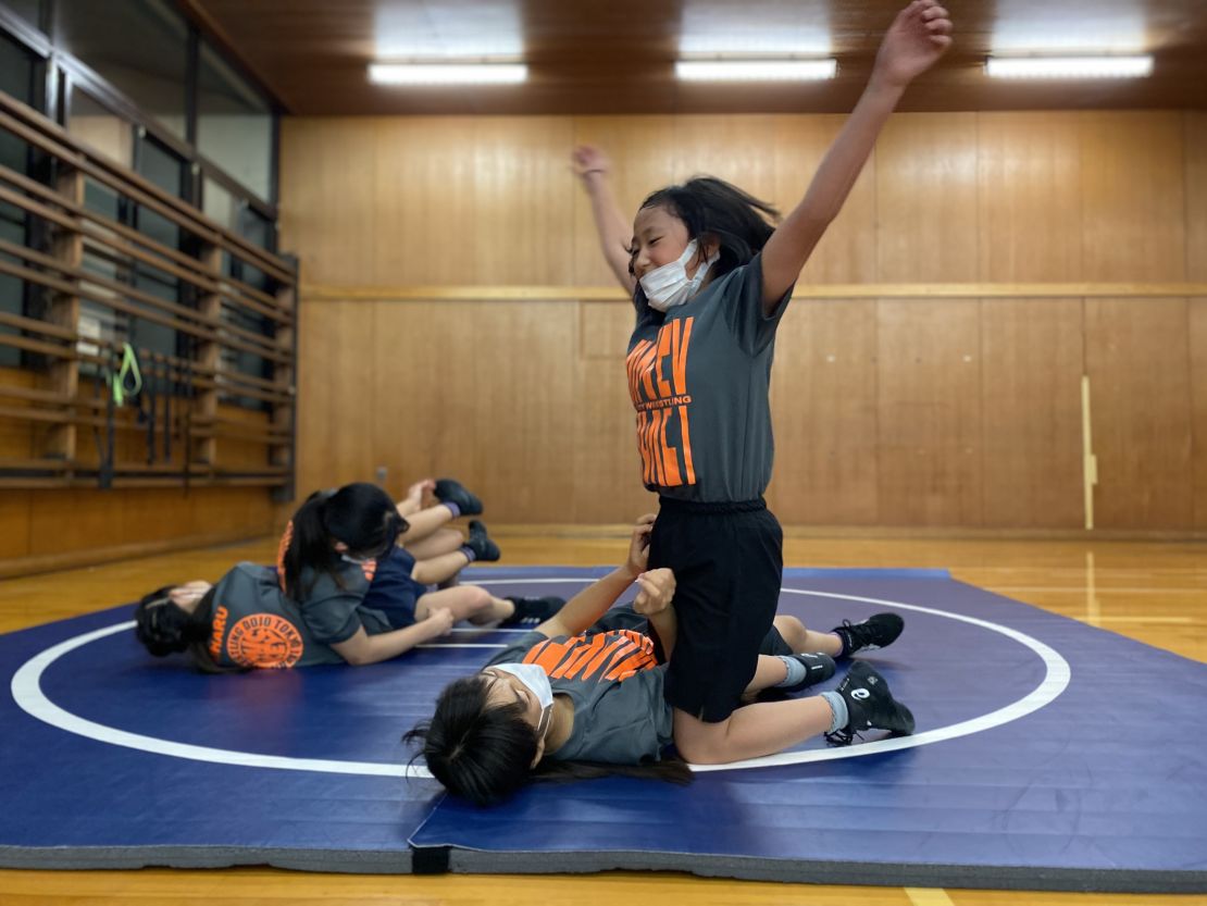 Girls who compete in the Wanpaku national elementary girls tournament also come from judo and wrestling backgrounds.