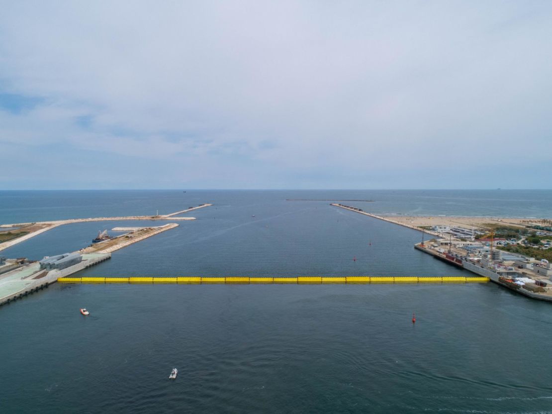 The barriers at the Treporti inlet are split in two by an artificial island HQ.